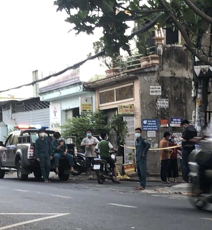 Phong tỏa con hẻm 50 hộ dân do nghi một gia đình mắc Covid-19 ở TP Thủ Đức - Ảnh 2. Phong tỏa con hẻm 50 hộ dân do nghi một gia đình mắc Covid-19 ở TP Thủ Đức - Ảnh 2.