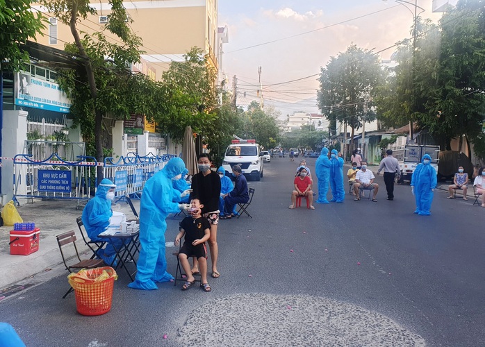 Khánh Hòa: Cho bán thuốc hạ sốt trở lại nhưng người mua phải khai báo y tế - Ảnh 1.