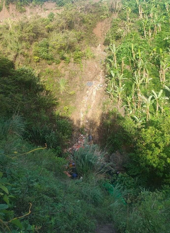 Xe tải lao xuống vực sâu 50 m ở Sơn La, 2 người tử vong - Ảnh 1.