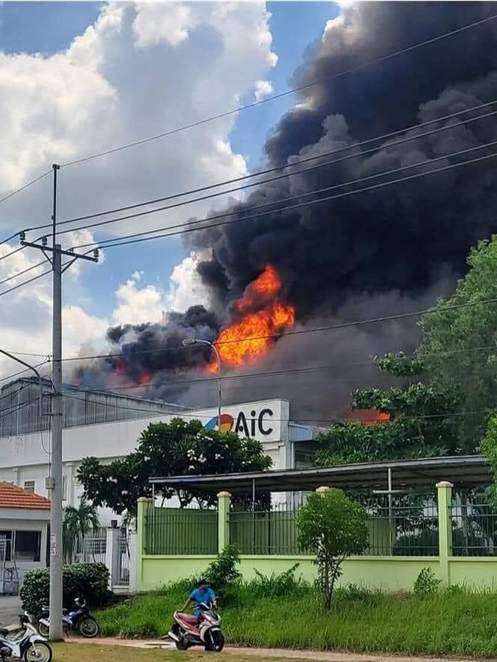 Sau 4 tiếng, đám cháy ở KCN Long Bình mới được dập tắt hoàn toàn - Ảnh 1.