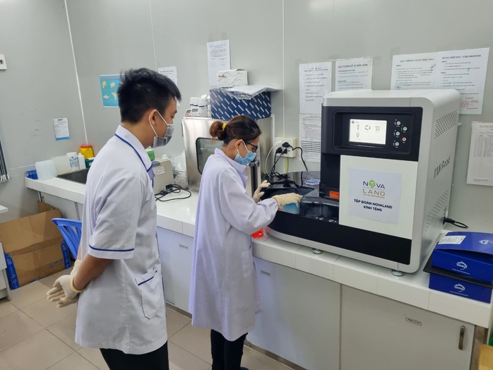 Trao trang thiết bị y tế cấp thiết – Novaland chung tay đẩy lùi dịch Covid-19 - Ảnh 1. Trao trang thiết bị y tế cấp thiết – Novaland chung tay đẩy lùi dịch Covid-19 - Ảnh 1.