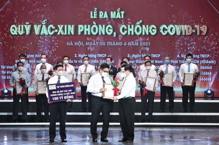 Trao trang thiết bị y tế cấp thiết – Novaland chung tay đẩy lùi dịch Covid-19 - Ảnh 2. Trao trang thiết bị y tế cấp thiết – Novaland chung tay đẩy lùi dịch Covid-19 - Ảnh 2.