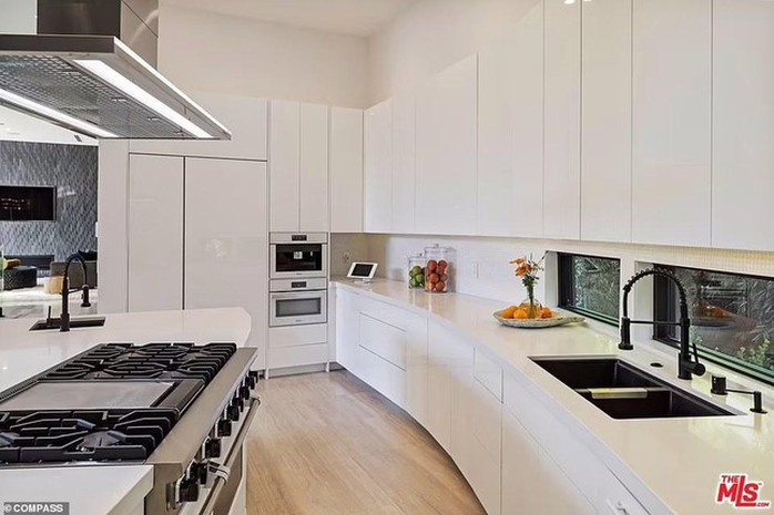Cận cảnh biệt thự 10,5 triệu USD mới tậu của cậu cả Beckham và vị hôn thê - Ảnh 23.