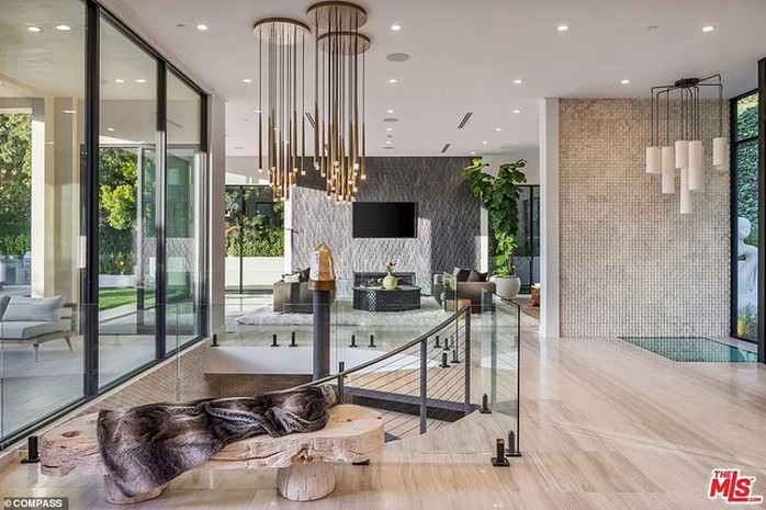 Cận cảnh biệt thự 10,5 triệu USD mới tậu của cậu cả Beckham và vị hôn thê - Ảnh 5.
