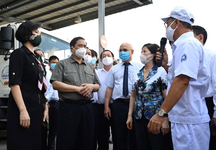 Thủ tướng đánh giá cao mô hình “vừa sản xuất, vừa chiến đấu” khi thăm siêu nhà máy sữa của Vinamilk - Ảnh 8.