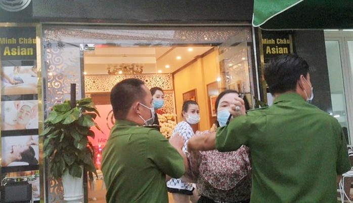 Dựng lại hiện trường phóng viên bị hành hung ở thẩm mỹ viện Minh Châu Asian Luxury - Ảnh 2.