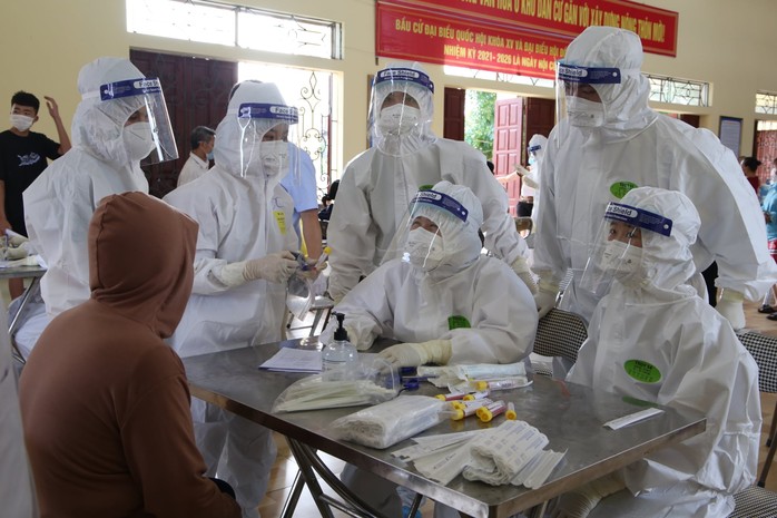 Tâm dịch Bắc Giang thêm 157 ca dương tính SARS-CoV-2, di chuyển 4.000 người ra khỏi thôn Núi Hiểu - Ảnh 1.