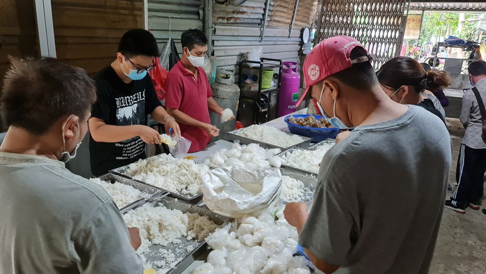 Người nghèo cùng nấu ngàn bữa cơm cho người nghèo ở TP HCM - Ảnh 2.