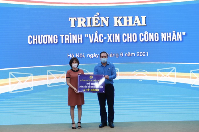 Gần 146 tỉ đồng ủng hộ Chương trình Vắc - xin cho công nhân - Ảnh 3.