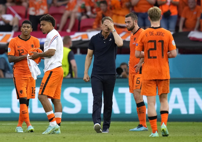 Hà Lan bị loại, KNVB chính thức sa thải HLV Frank de Boer - Ảnh 3.