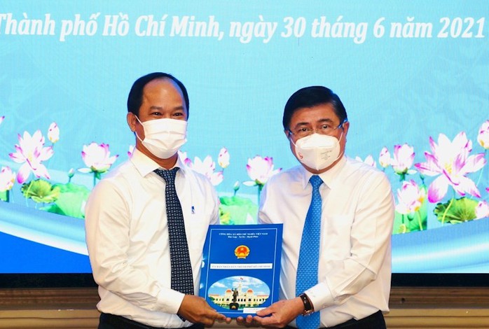 TP HCM: Bổ nhiệm đồng loạt Chủ tịch, Phó Chủ tịch UBND 16 quận - Ảnh 1.