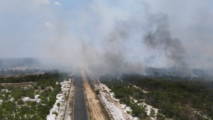 Quảng Nam: Hơn 100 người chữa cháy rừng giữa cái nắng 40 độ - Ảnh 3.