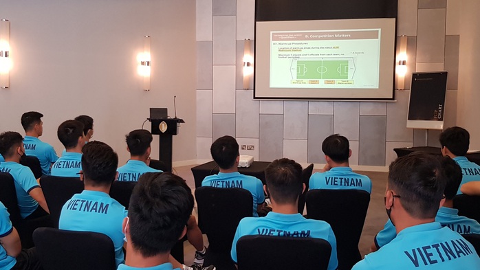 Chùm ảnh đội tuyển Việt Nam học luật trước trận đấu với Indonesia - Ảnh 3.