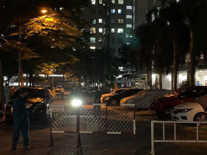 TP HCM: Phong tỏa trong đêm 2 tòa nhà chung cư, xét nghiệm khẩn 1.000 cư dân - Ảnh 5.