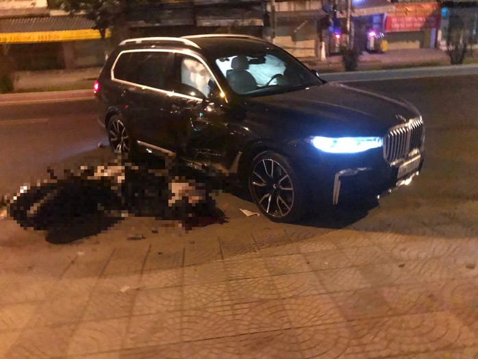 Ô tô BMW X7 đi lùi tông tử vong một thanh niên chạy xe máy - Ảnh 1.