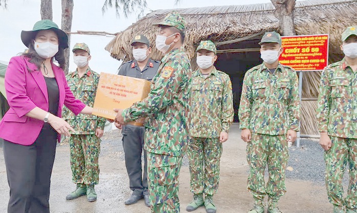 Phó Chủ tịch nước thăm và tặng quà các chiến sĩ biên phòng Kiên Giang - Ảnh 5.