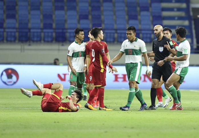 Tuấn Anh, Văn Toàn trấn an về chấn thương sau hàng loạt pha phạm lỗi của cầu thủ Indonesia - Ảnh 3.