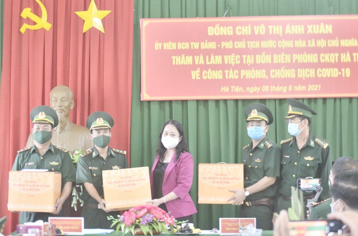 Phó Chủ tịch nước thăm và tặng quà các chiến sĩ biên phòng Kiên Giang - Ảnh 7.