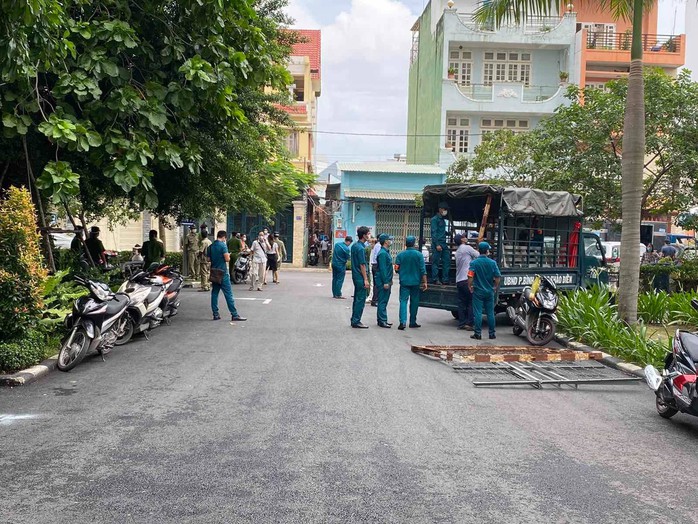 Tạm gỡ phong tỏa lô C chung cư Bộ Công an ở Thủ Đức - Ảnh 1.