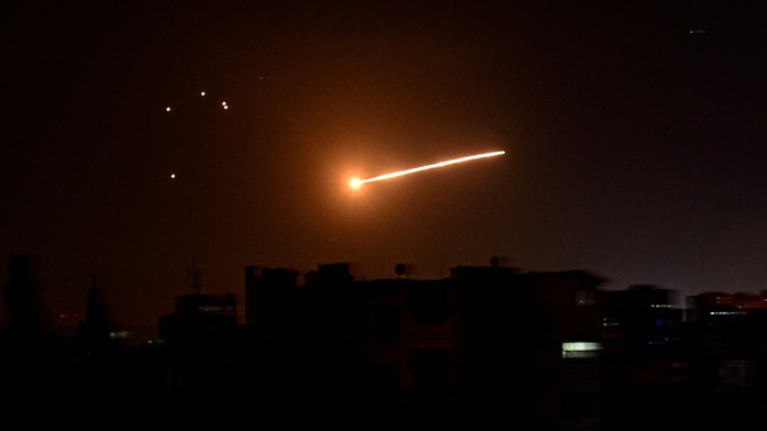 Phòng không Syria thắp sáng bầu trời đáp trả tên lửa Israel - Ảnh 1.