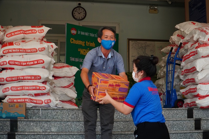 Chương trình Thực phẩm miễn phí cùng cả nước chống dịch đến quận 8 và huyện Bình Chánh - Ảnh 2.