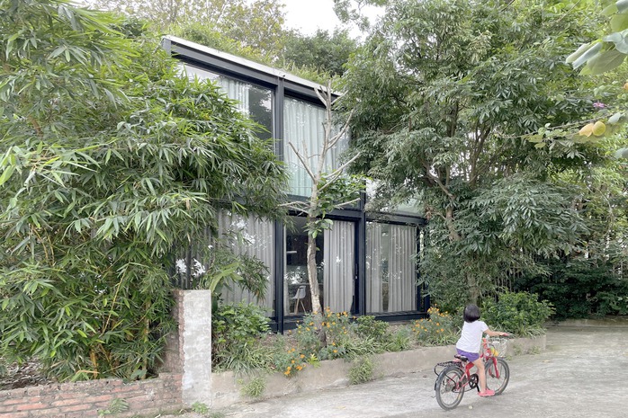 Ngôi nhà nhỏ trong suốt ở Hà Nội, hướng thẳng ra sông Hồng - Ảnh 1. Ngôi nhà nhỏ trong suốt ở Hà Nội, hướng thẳng ra sông Hồng - Ảnh 1.