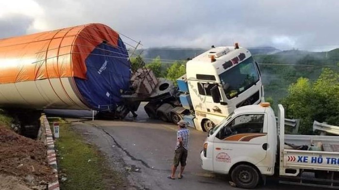 Xe siêu trường siêu trọng lật, mở đường tạm trên Quốc lộ 26 - Ảnh 1.