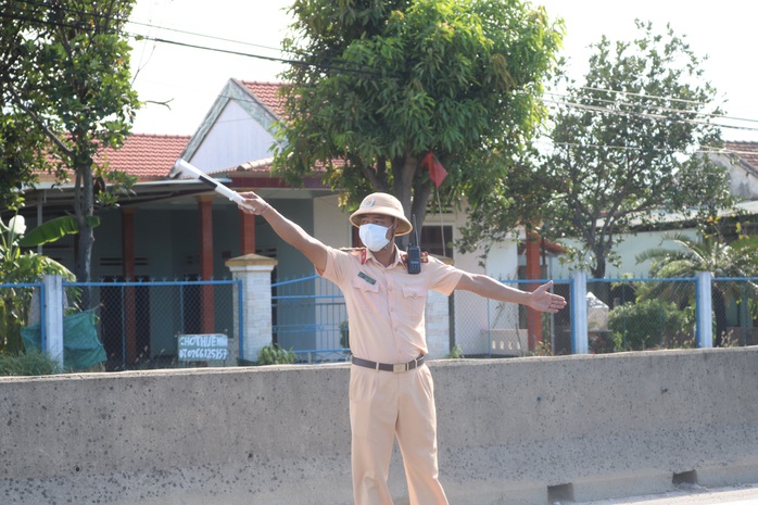 Dầm mưa dãi nắng, họ đang giữ bình yên cho người dân - Ảnh 2.