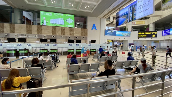 Xét nghiệm nhanh Covid-19 cho hành khách đi TP HCM tại sân bay Nội Bài - Ảnh 2.