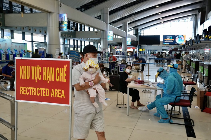 Xét nghiệm nhanh Covid-19 cho hành khách đi TP HCM tại sân bay Nội Bài - Ảnh 4.