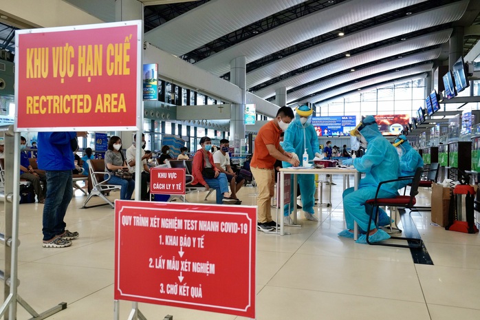 Xét nghiệm nhanh Covid-19 cho hành khách đi TP HCM tại sân bay Nội Bài - Ảnh 6.
