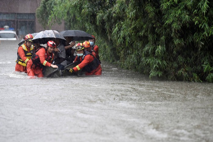 Mưa như trút nước, Trung Quốc hứng chịu lũ lụt diện rộng - Ảnh 4.