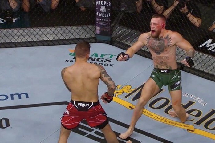 Gãy cổ chân, Conor McGregor rời sàn UFC trên cáng đấu - Ảnh 3.