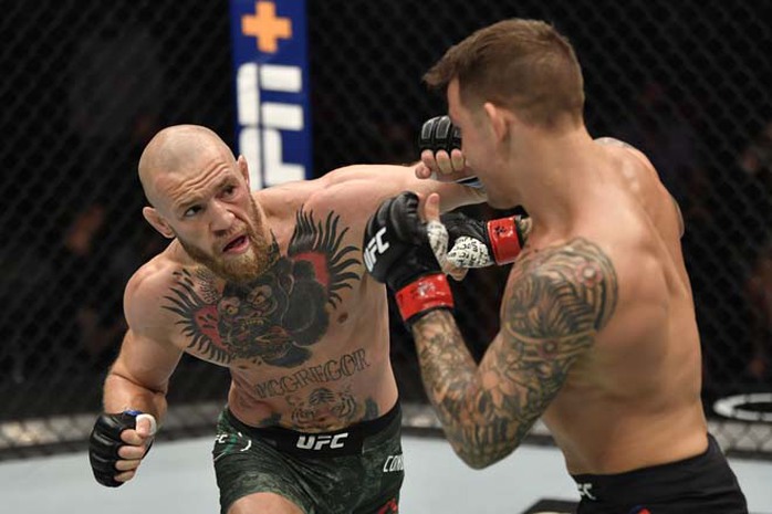 Gãy cổ chân, Conor McGregor rời sàn UFC trên cáng đấu - Ảnh 2.