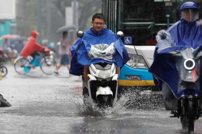 Trung Quốc nâng cảnh báo mưa bão, Tứ Xuyên báo động - Ảnh 5.