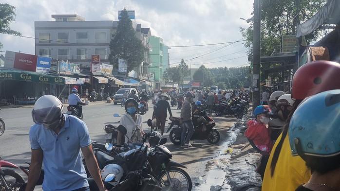 Ngày đầu giãn cách xã hội, Cần Thơ vẫn còn đông người nơi công cộng - Ảnh 10.