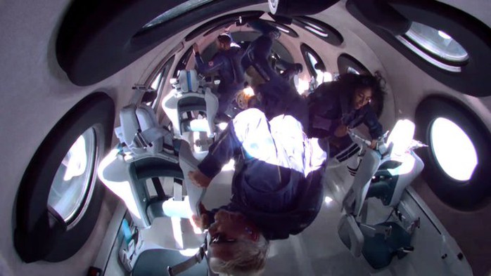 Tỉ phú Richard Branson trở về trái đất sau chuyến bay không gian lịch sử - Ảnh 3.