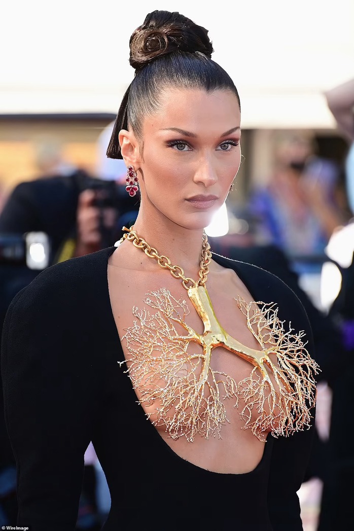 Siêu mẫu Bella Hadid lấy vàng... che ngực trần - Ảnh 1.