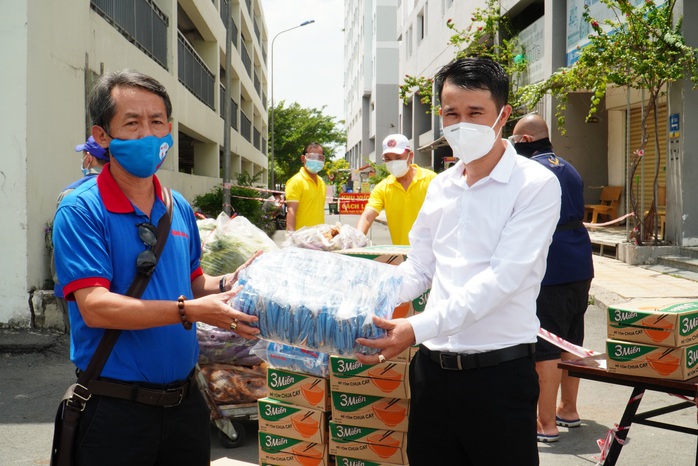 Cư dân chung cư 3 lần phong tỏa, nhận hỗ trợ từ Báo Người Lao Động - Ảnh 1.