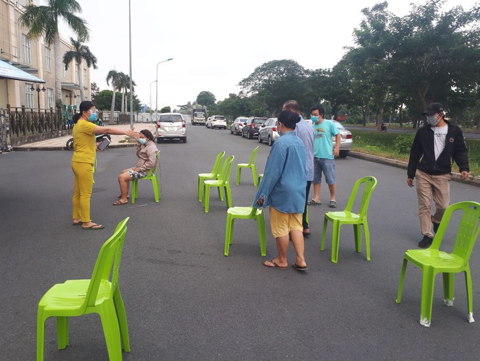 Xe tải đem thịt heo, rau củ, gạo... đến bán tận khu dân cư,  người dân rủ nhau xếp hàng mua - Ảnh 13.