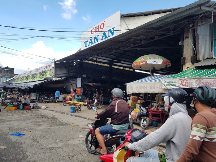 Chợ đầu mối ở Cần Thơ diễn biến phức tạp, Đồng Tháp cách ly xã hội toàn tỉnh - Ảnh 1.