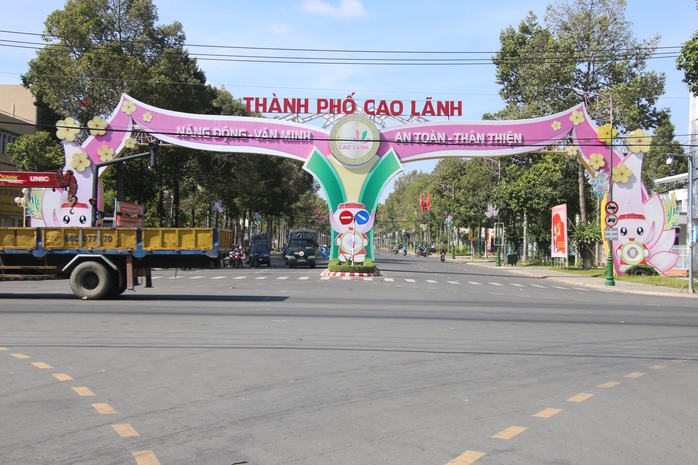 Chợ đầu mối ở Cần Thơ diễn biến phức tạp, Đồng Tháp cách ly xã hội toàn tỉnh - Ảnh 2.