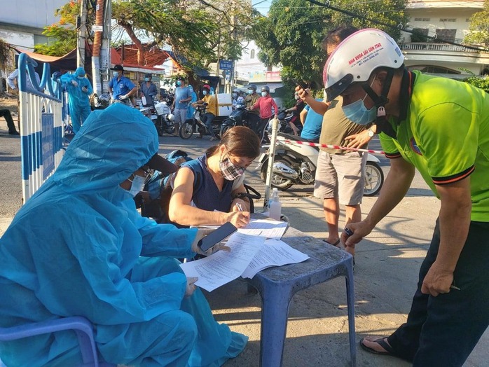 Nha Trang: Xử phạt gần 215 triệu đồng hàng trăm trường hợp vi phạm giãn cách xã hội - Ảnh 1.