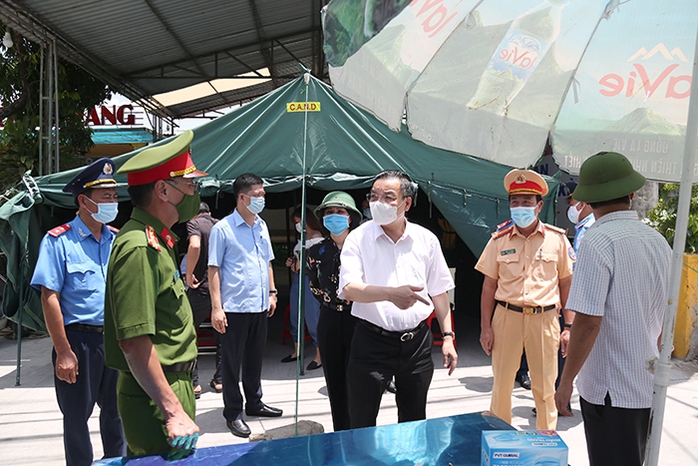 Chủ tịch Hà Nội thị sát tại nhiều điểm nóng phòng chống dịch Covid-19 - Ảnh 3.