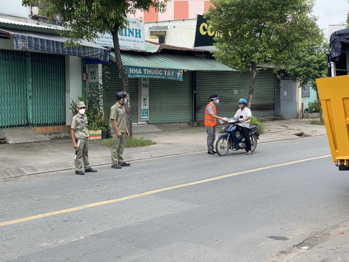 Hóc Môn test nhanh người đi đường, Đồng Nai lên kịch bản phong tỏa 2 địa phương - Ảnh 1.