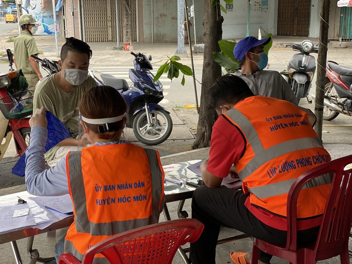 Hóc Môn test nhanh người đi đường, Đồng Nai lên kịch bản phong tỏa 2 địa phương - Ảnh 3.