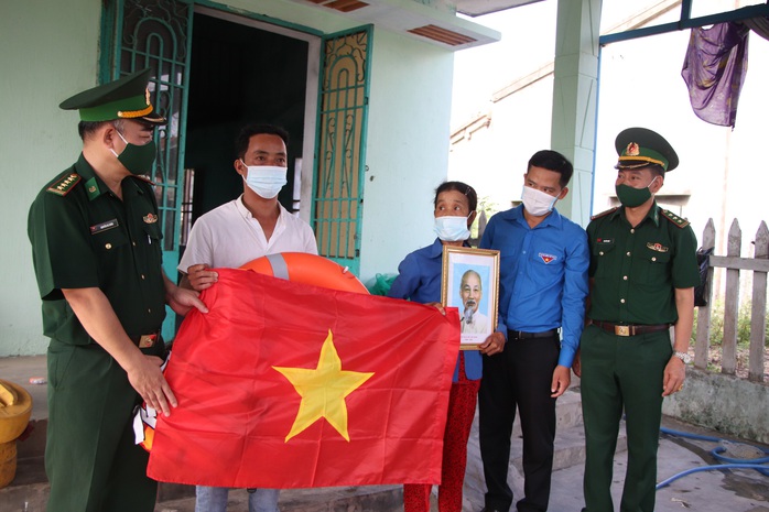 Trao thêm 1.000 lá cờ Tổ quốc cho ngư dân tỉnh Quảng Nam - Ảnh 4.