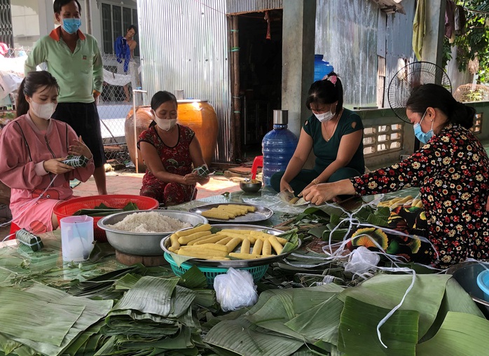 CHUYỆN ĐẸP BẦU BÍ THƯƠNG NHAU (*): Thấy đồng bào hoạn nạn, mình đau - Ảnh 1.