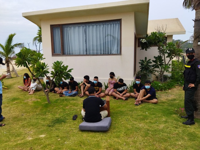85 thanh niên chơi ma túy trong resort bên bờ biển Bình Định: Tạm giam 21 đối tượng - Ảnh 1.
