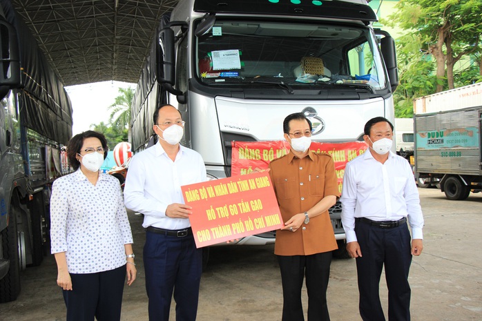 An Giang gửi tặng 80 tấn gạo, rau củ và 10.000 lon cá hộp cho người dân TP HCM - Ảnh 1.